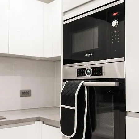 62 Percent Off- Long - Centre - Perfect For Relocations, Business, Families And Leisure! Book Today At Premium Executive Serviced Apartments- 2 Bed - Arden Gate, Free Wi-fi