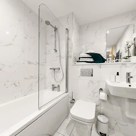 62 Percent Off- Long - Centre - Perfect For Relocations, Business, Families And Leisure! Book Today At Premium Executive Serviced Apartments- 2 Bed - Arden Gate, Free Wi-fi *