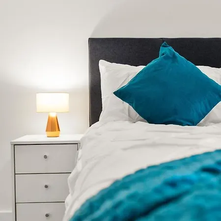 62 Percent Off- Long - Centre - Perfect For Relocations, Business, Families And Leisure! Book Today At Premium Executive Serviced Apartments- 2 Bed - Arden Gate, Free Wi-fi * Birmingham